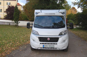 Frontansicht weißes Weinsberg Wohnmobil